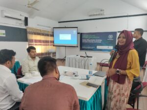 A woman speaking at a knowledge sharing workshop as part of the Collective Action Accelerator in Dhaka Bangladesh