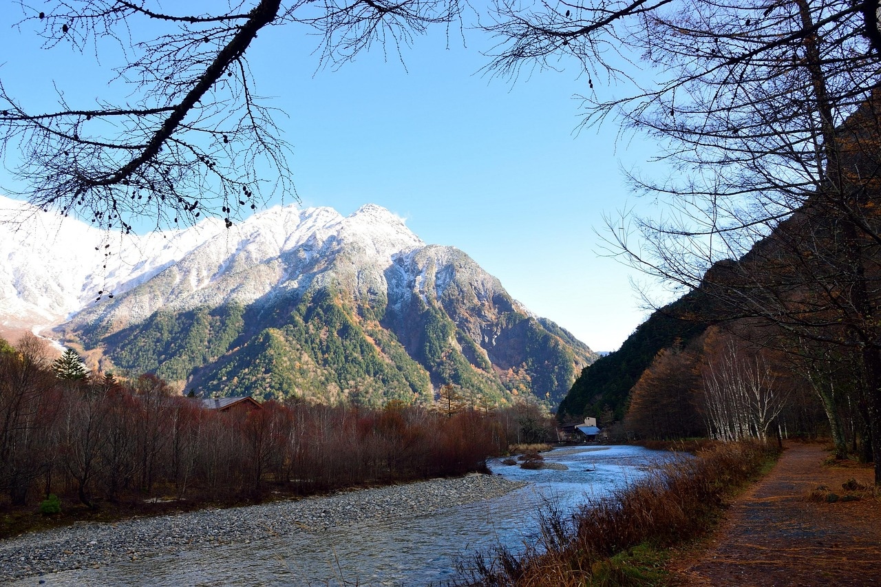 Mountain and river in Japan. Pixabay.