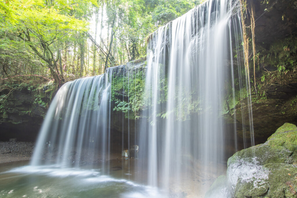 Scenery of Nabegataki Falls, Aso District, Kumamoto Prefecture. iStock/Spuyan